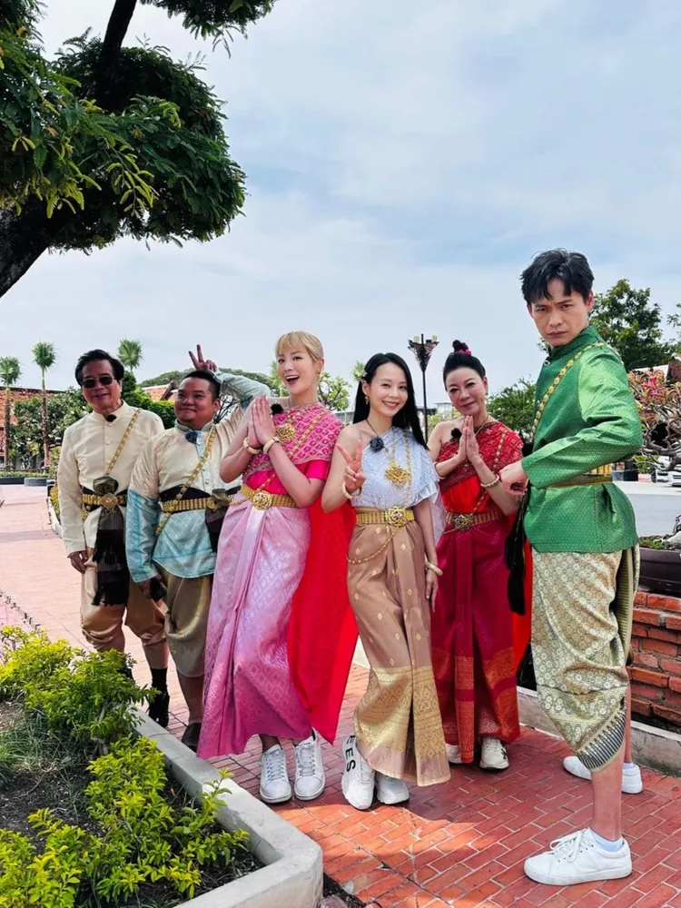 （左起）台語老師大胃、郭婷筠、孫淑媚、楊繡惠、黃鐙輝 一起帶你遊泰國。公視台語台提供