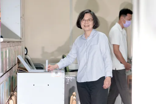 蔡英文投完票了!被問罷免正當性、關稅談判笑而不語