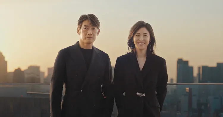 畫面最後是夫妻合影，並搭配松島菜菜子以口白表示要帶著美好的笑容一直到最後。翻攝影片