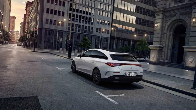 獵跑身形使車側線條自B柱後優雅下墜，流暢延伸至車尾。原廠照片