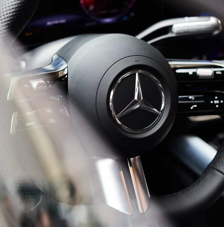 車內配備全新多功能方向盤，採用觸覺回饋按鍵設計。原廠照片