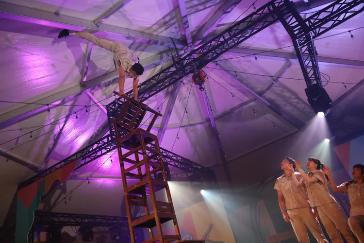 表演者在《解憂快餐車》中重現童年遊戲，結合身體語言與雜技，呈現一場懷舊又動人的馬戲旅程。文化部提供