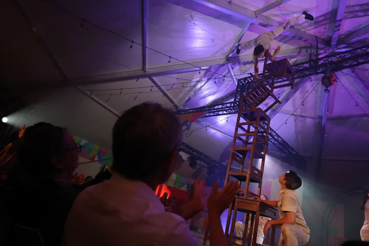 身體藝術節開幕貴賓之夜演出FOCASA馬戲團原創作品《解憂快餐車》。文化部提供