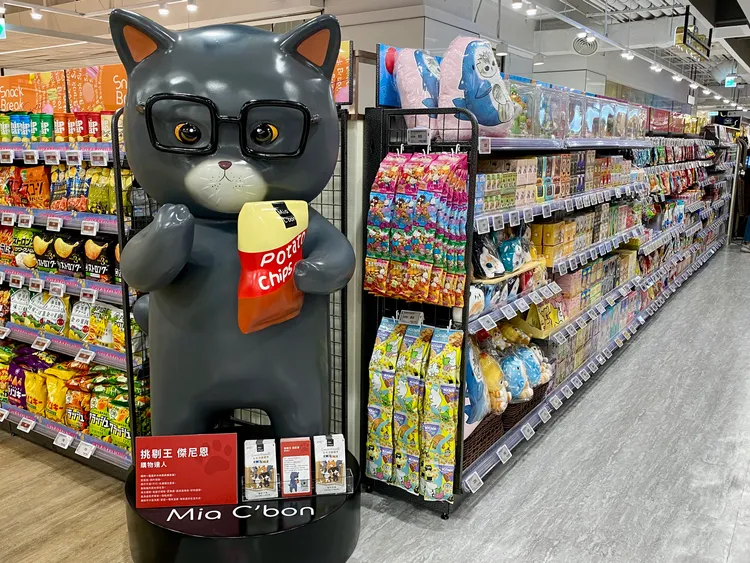 店內打造出5隻高達150公分的貓咪角色裝置。莊偉祺攝