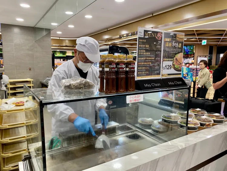 肉品區提供現煎牛排服務。莊偉祺攝