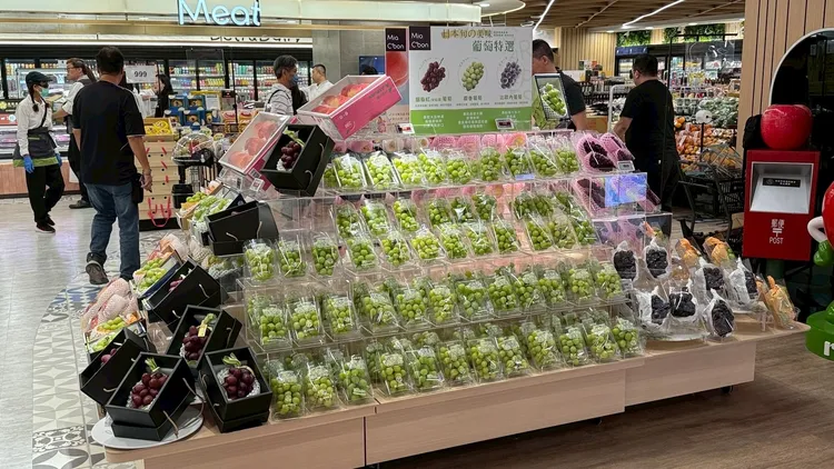 8公尺寬的大型進口水果展示區在門口迎客。Mia C’bon提供