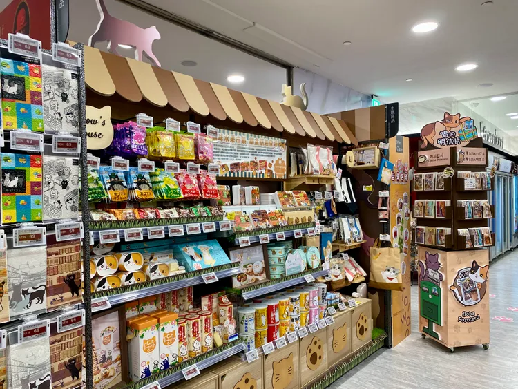 店內貓町市集特別打造伴手禮專區，販售台灣地方風情米明信片、各類吊飾品等。莊偉祺攝