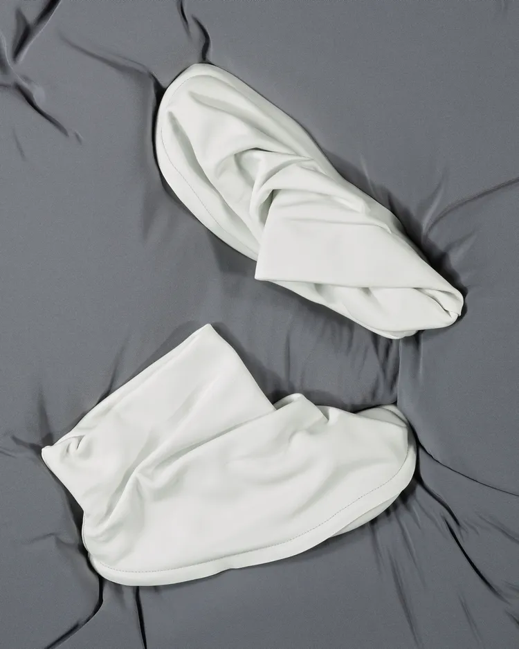 自然垂墜的曲線輪廓營造出布料與身體之間的感性連結。品牌提供