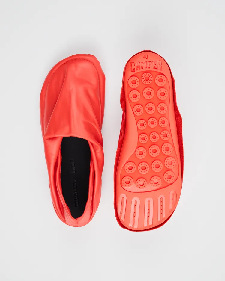 柔軟的一塊布設計讓鞋款可自然貼合不同腳型。品牌提供