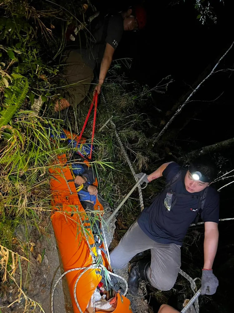 警消以人力搬運方式將人救下山。消防局提供
