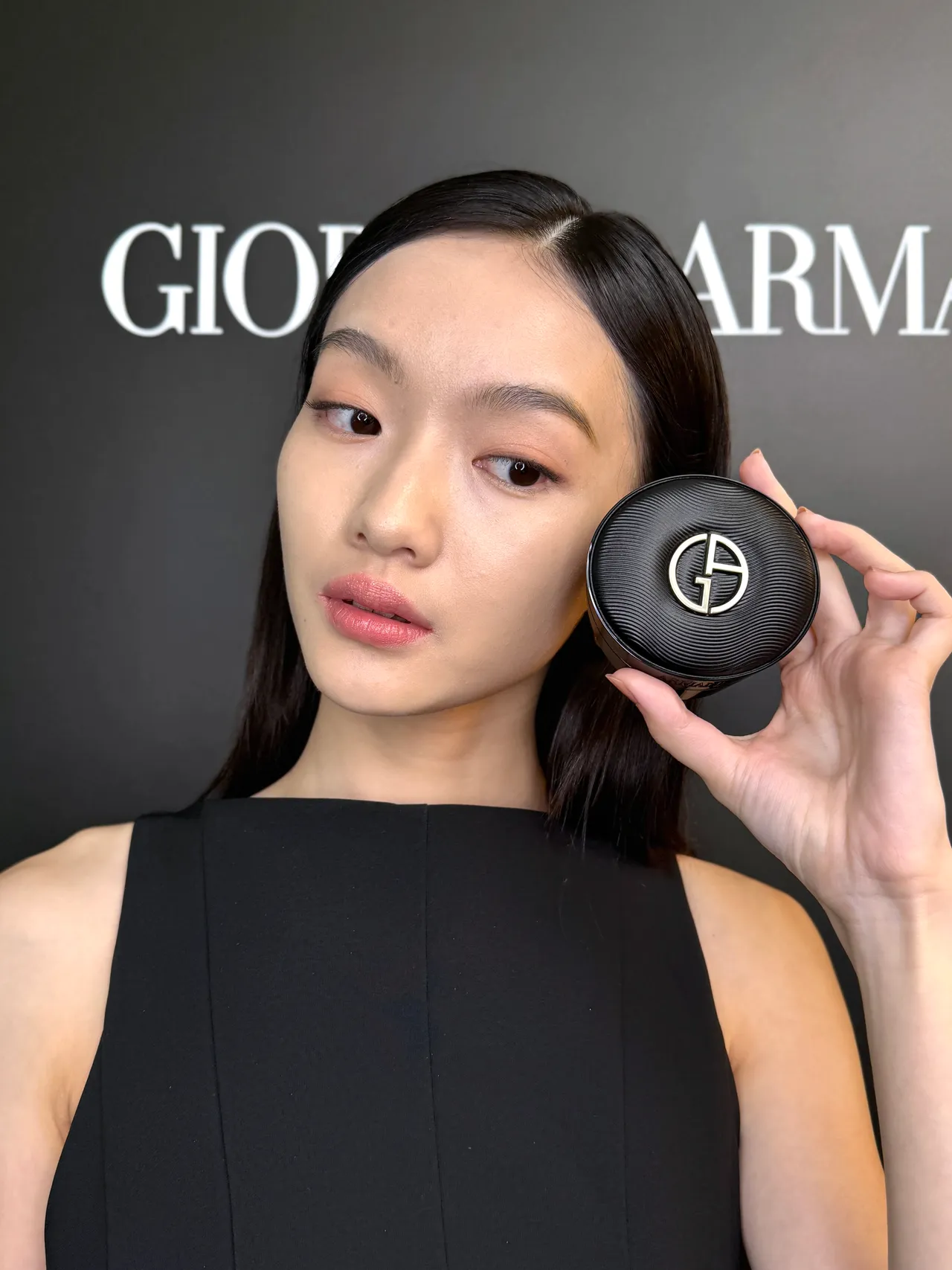 Armani订制奢润缎光气垫粉饼。张家玲摄