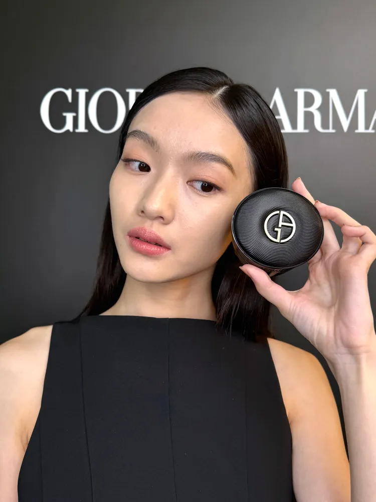 Armani訂製奢潤緞光氣墊粉餅。張家玲攝