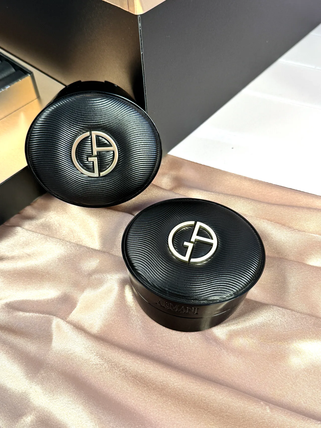 Armani订制奢润缎光气垫粉饼,14g/3100元。张家玲摄
