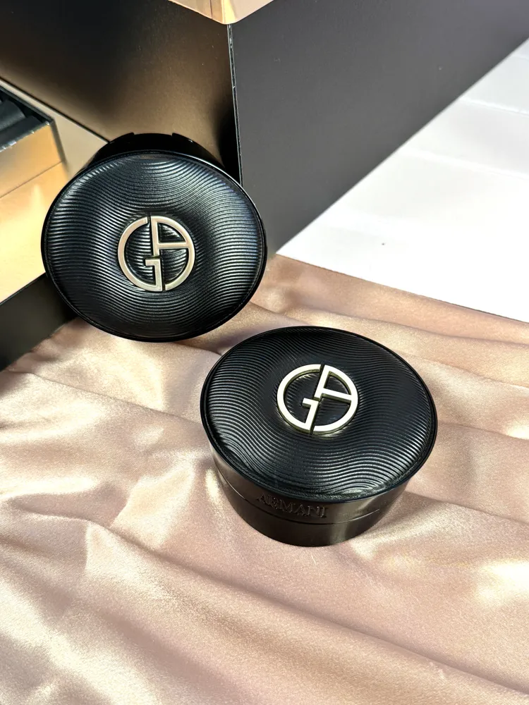 Armani訂製奢潤緞光氣墊粉餅，14g／3100元。張家玲攝