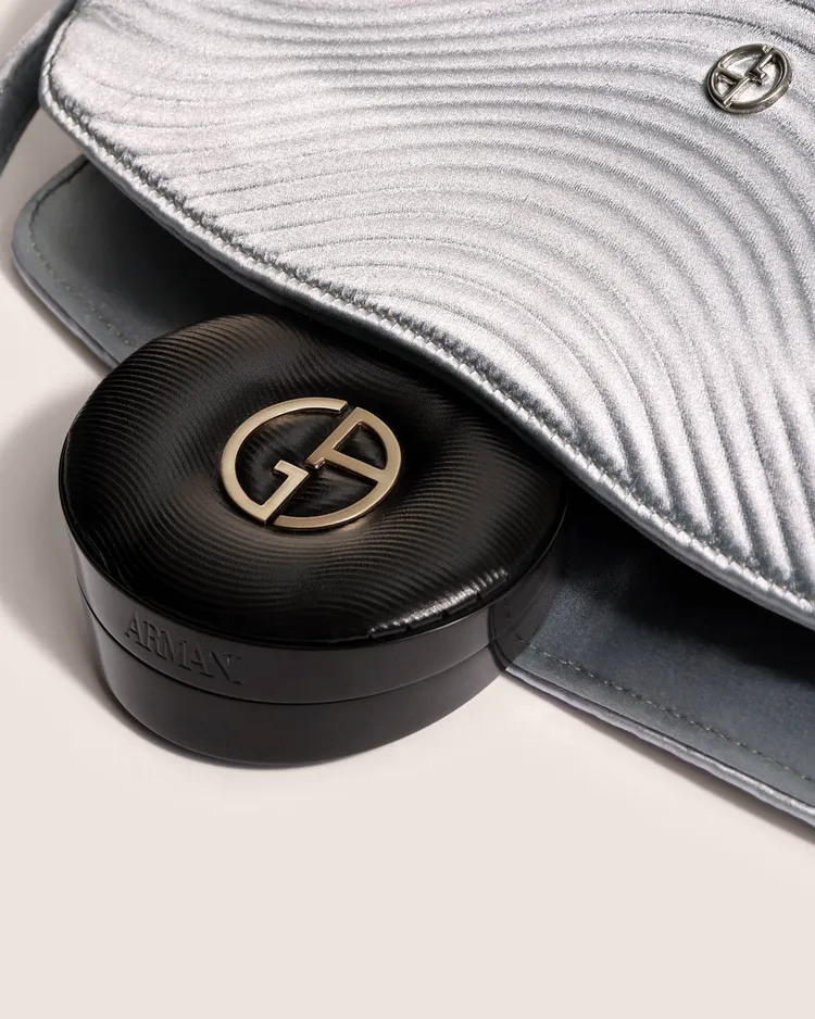Armani訂製奢潤緞光氣墊粉餅，14g／3100元。品牌提供