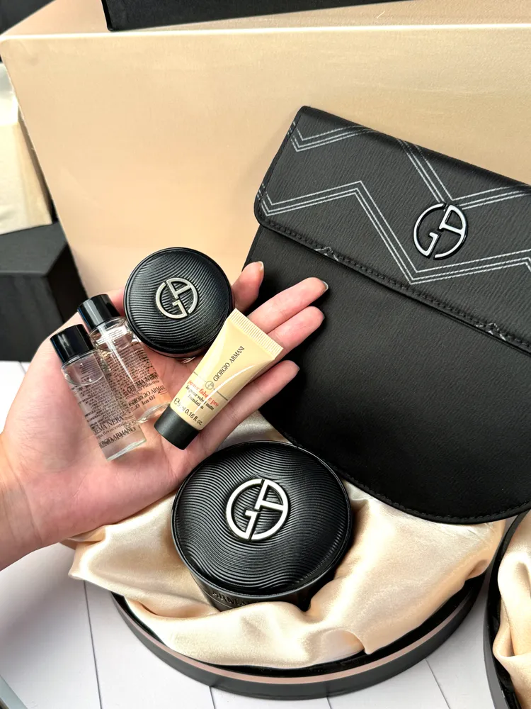 8月1日00:00於MOMO亞曼尼官方商城開賣的「奢光氣墊五件組」，僅有限量80組，當中包含訂製奢潤緞光氣墊粉餅、同款奢光氣墊精巧版、高訂完美絲絨水慕斯粉底Pro 3號色5ml、黑曜岩新生奇蹟嫩膚露10ml、黑曜岩新生奇蹟精萃露10ml，以及品牌高訂隨身手拿包。張家玲攝