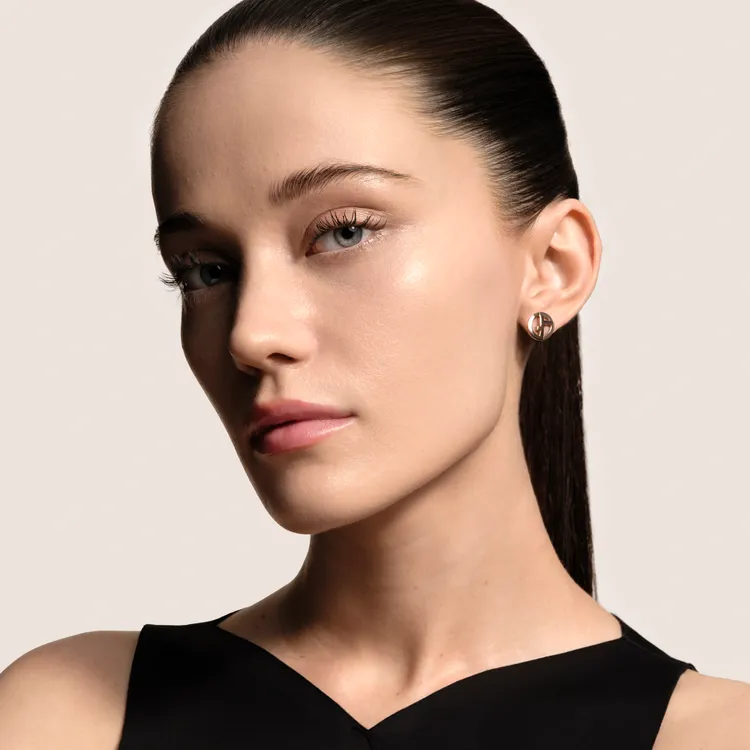 Armani訂製奢潤緞光氣墊粉餅，帶來「見光不見粉」的緞光妝感。品牌提供