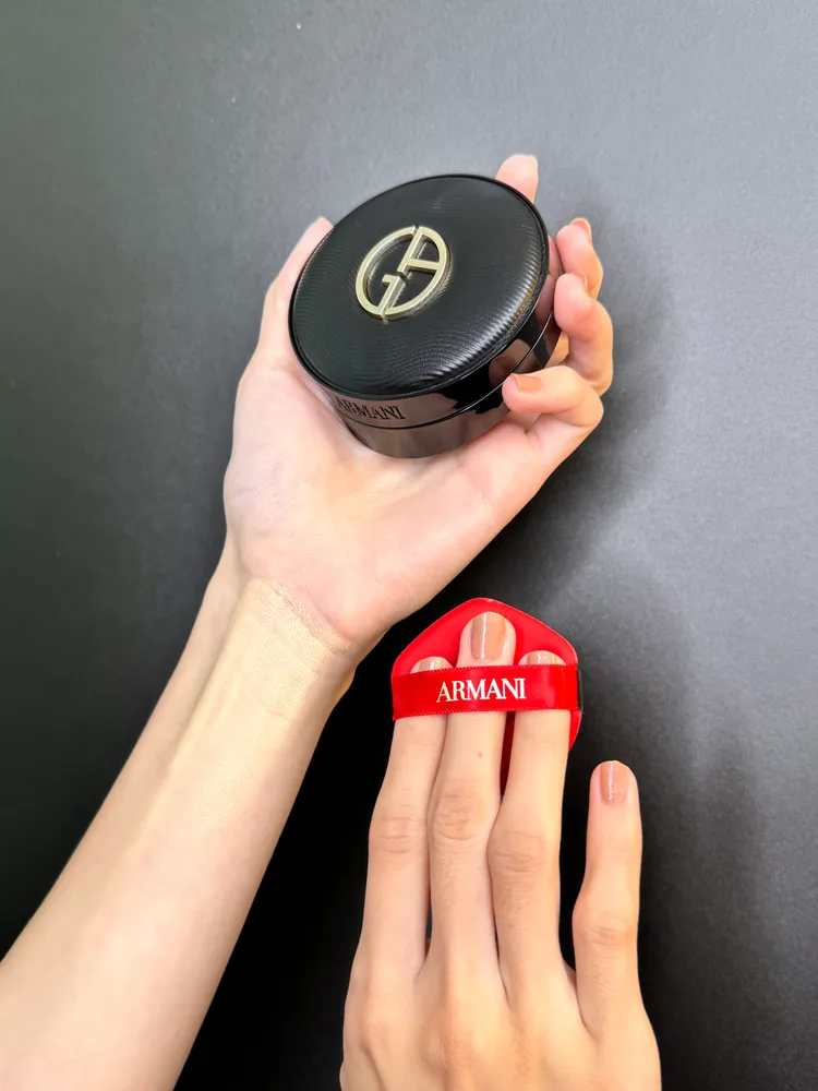 Armani訂製奢潤緞光氣墊粉餅。張家玲攝