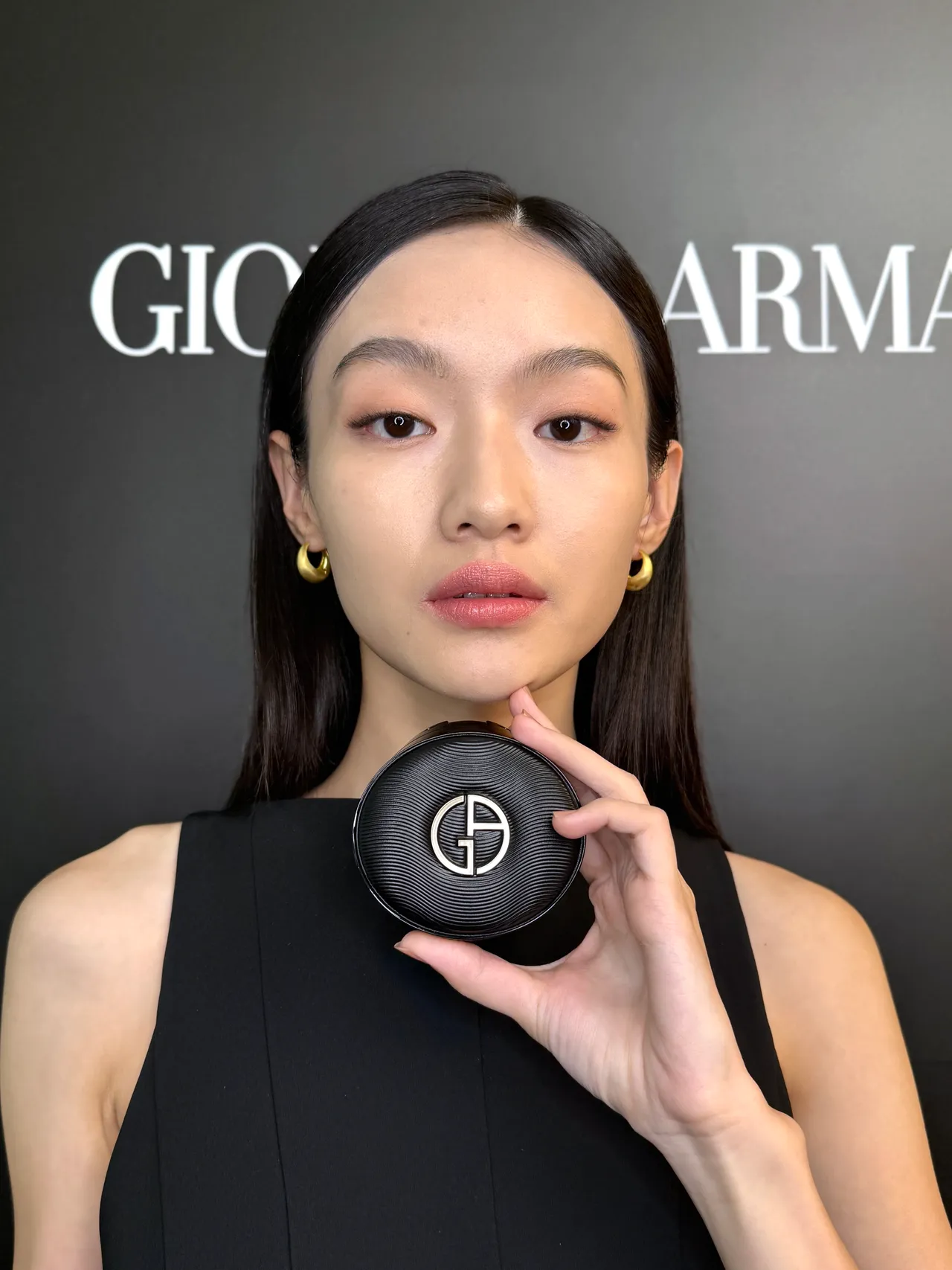 Armani订制奢润缎光气垫粉饼。张家玲摄