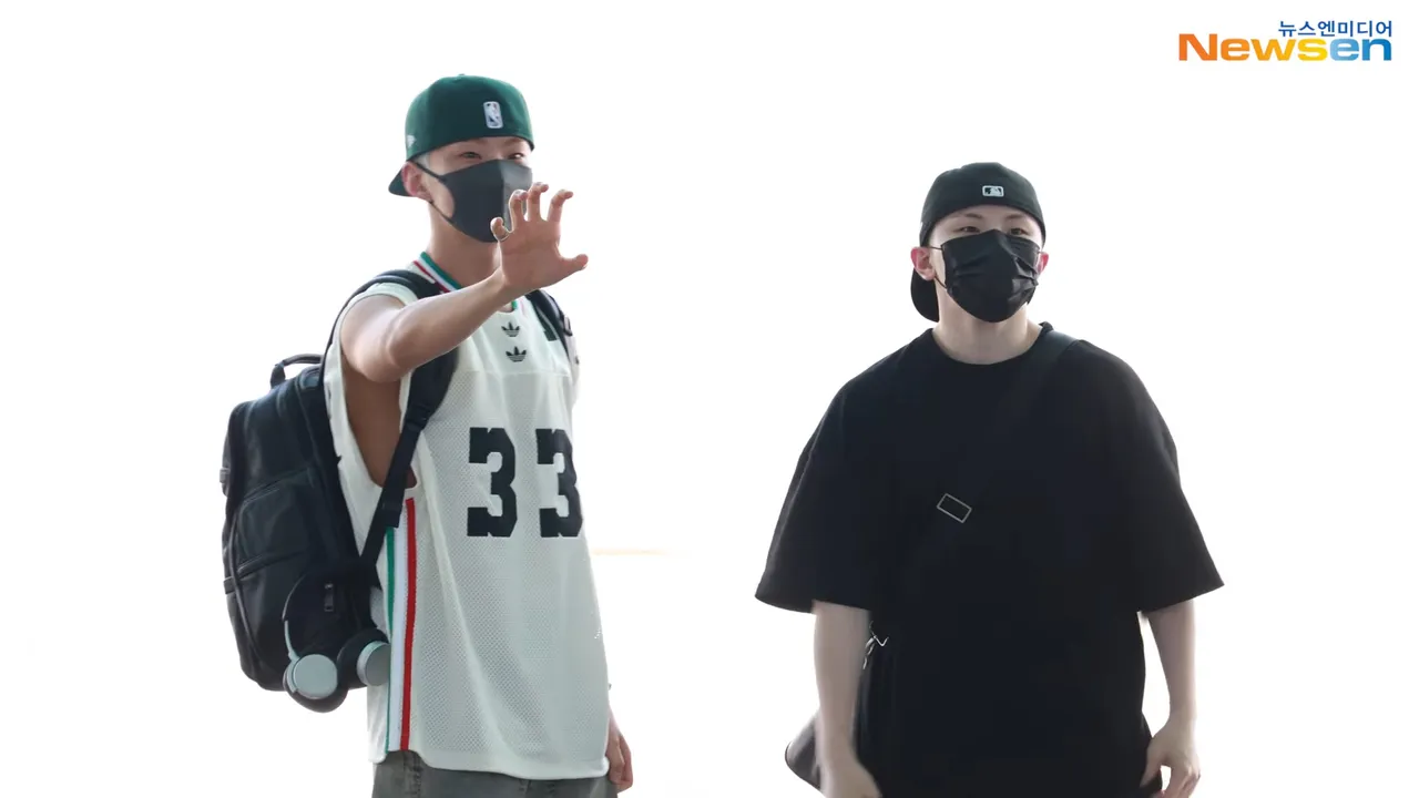 HOSHI(左)频频秀出招牌手势「虎朗嘿」。翻摄YouTube