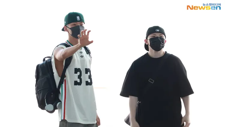 HOSHI（左）頻頻秀出招牌手勢「虎朗嘿」。翻攝YouTube