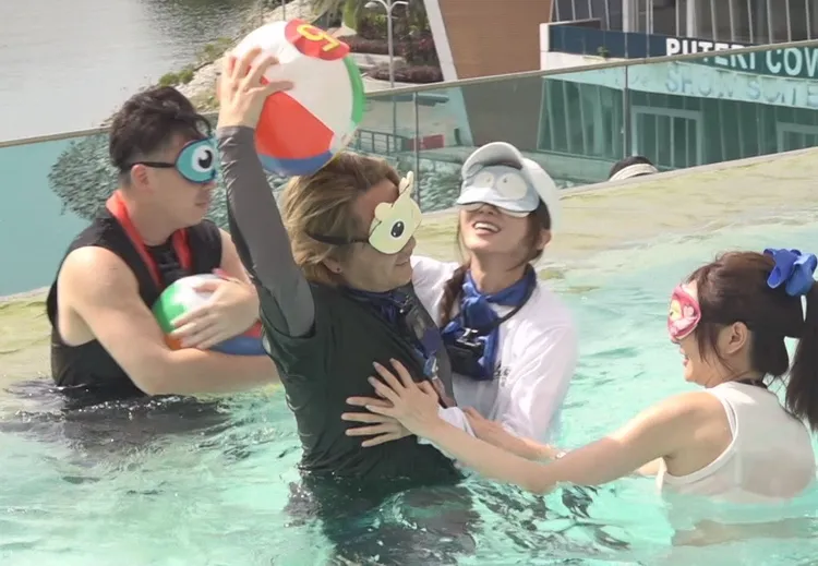 王仁甫（左起）被蔡黃汝與曾莞婷「上下其手」，摸胸攻擊。中視提供