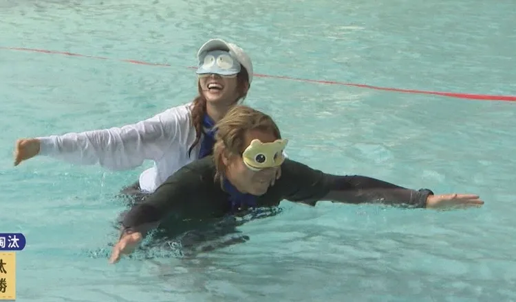 蔡黃汝（上）游到王仁甫背上，把他當鯨魚騎。中視提供