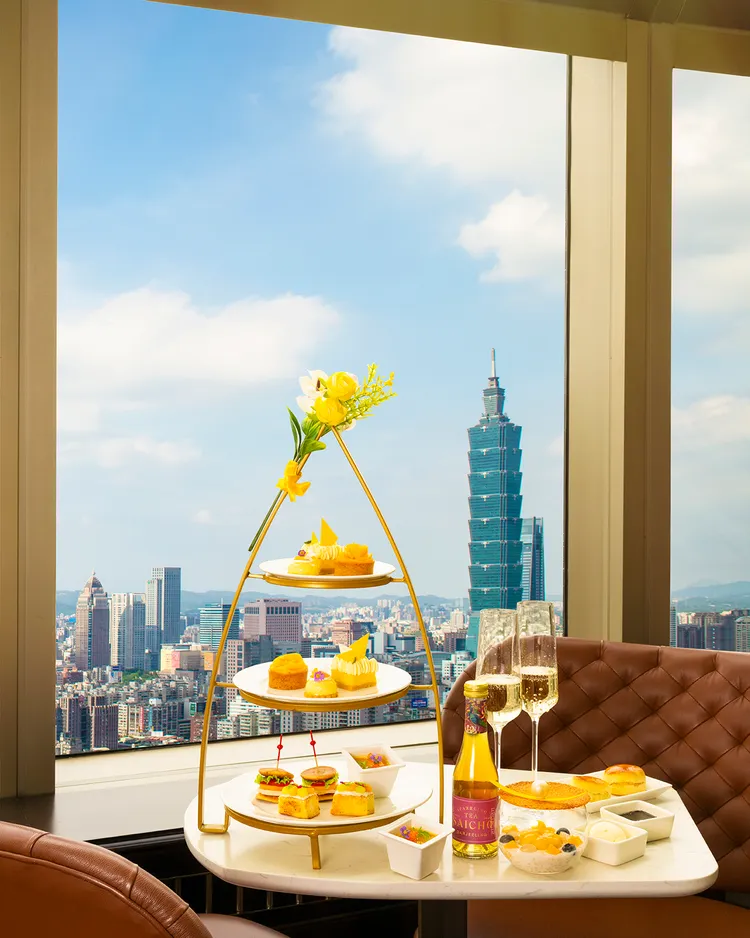 台北遠東香格里拉「夏日芒果下午茶」，即日起至9/14每周末於38樓馬可波羅酒廊登場，每位1080+10%元。台北遠東香格里拉提供