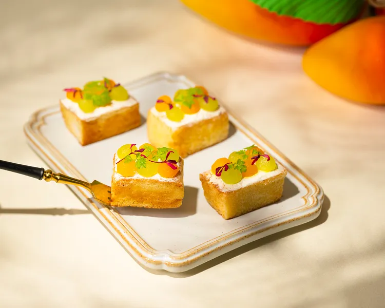 「奶油南瓜布里歐芒果蜜瓜磚」，金黃酥鬆糕點堆疊鮮甜芒果丁、哈密瓜丁與鮮奶油，口感豐富，活力四射。台北遠東香格里拉提供