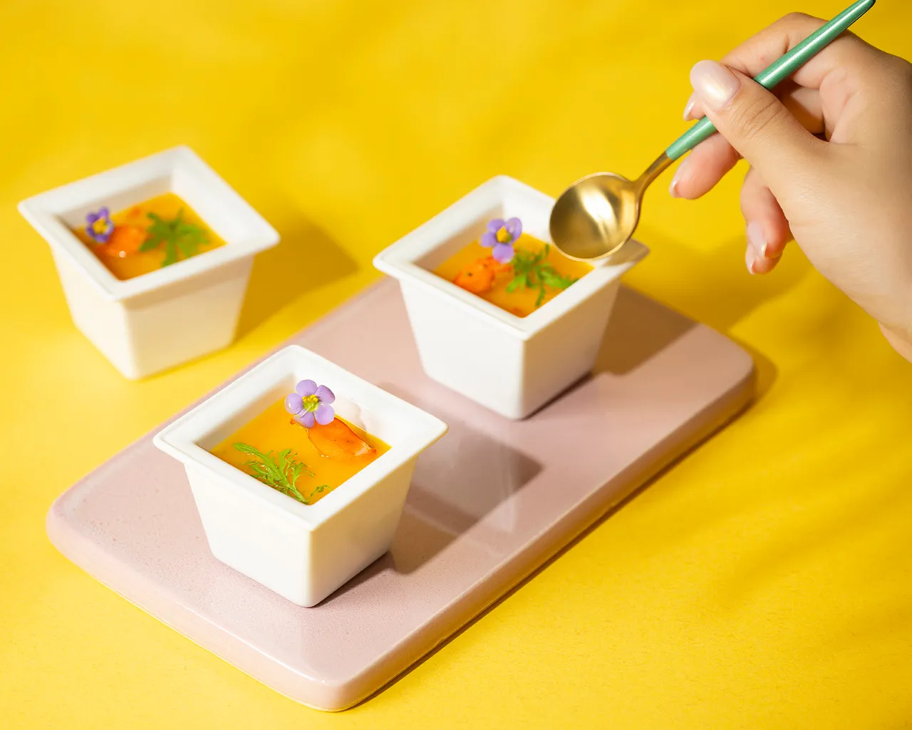 「鲜虾芒果莎莎鸡尾酒盅」,冰凉芒果莎莎搭配弹牙鲜虾,热带果香与海味交织,清爽开胃。台北远东香格里拉提供