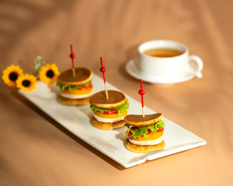 「香煎雞胸襯芒果番茄銅鑼燒」，迷你銅鑼燒夾香煎雞胸與鮮甜芒果，鹹甜交織，風味平衡雅緻。台北遠東香格里拉提供