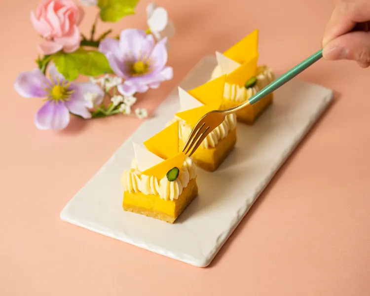 「迷迭香芒果起士蛋糕」，綿密起士蛋糕融入芒果與迷迭香，風味獨特，優雅創新。台北遠東香格里拉提供
