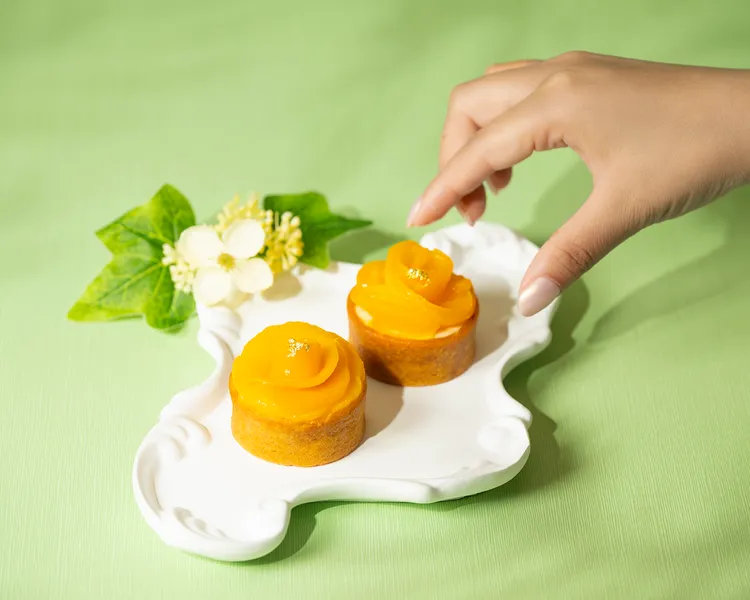 「芒果杏仁塔」，精巧芒果塔鑲嵌杏仁餡，甜酒香與濃郁果香交織，奢華細膩。台北遠東香格里拉提供