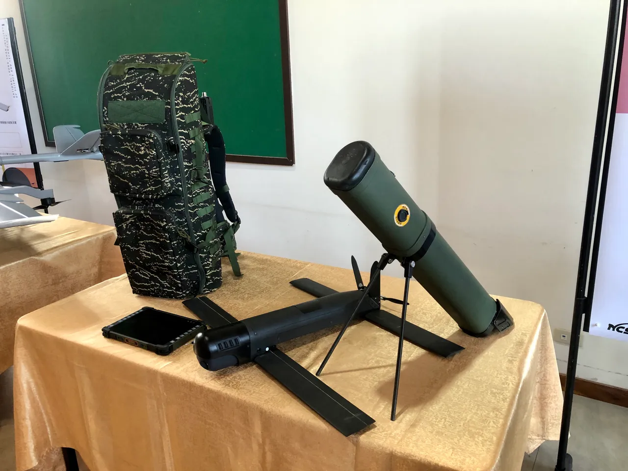 「勁蜂一型」無人機透過發射筒發射,結合光學酬載進行目標辨識、追蹤,可達視距外動、靜目標精準打擊。(中科院提供)