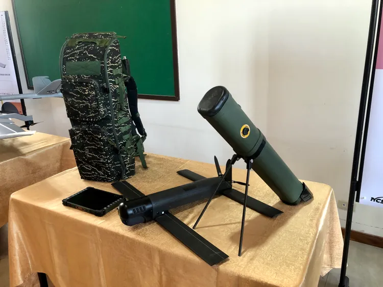 「勁蜂一型」無人機透過發射筒發射，結合光學酬載進行目標辨識、追蹤，可達視距外動、靜目標精準打擊。（中科院提供）