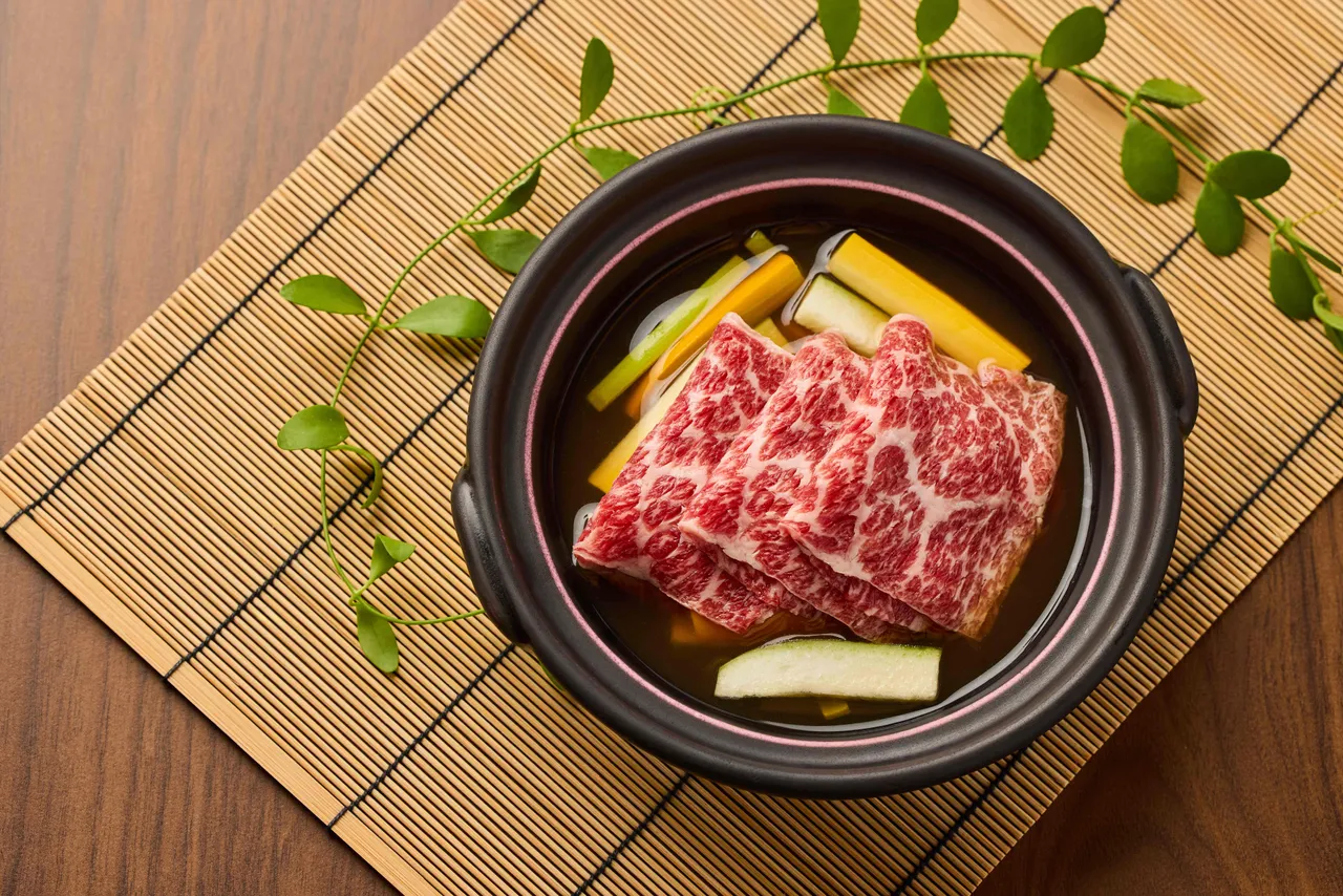 台物「和牛 番茶」淡茶入湯,和牛清香與蔬脆交織,鋪陳夏日田野的靜謐。業者提供