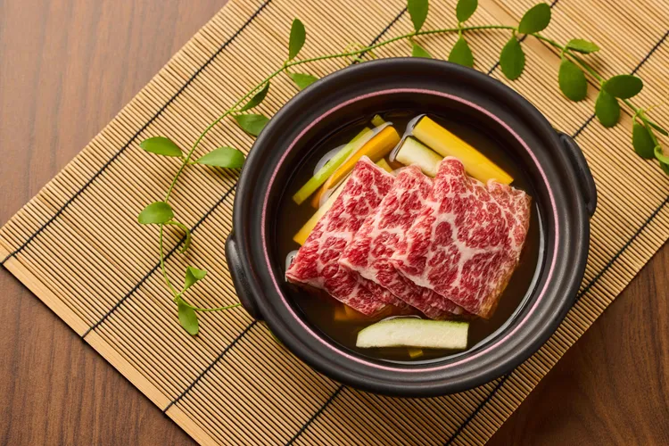 台物「和牛　番茶」淡茶入湯，和牛清香與蔬脆交織，鋪陳夏日田野的靜謐。業者提供