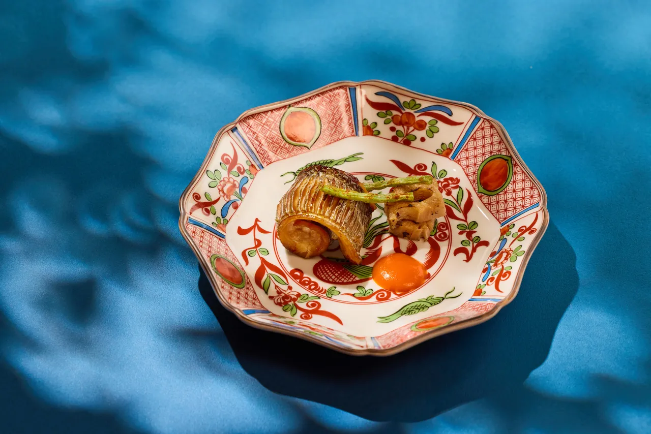 燒物「太刀魚 野菜」魚身細緻刻痕後捲曲塑形,經炭火慢烤後依舊飽含水潤光澤。業者提供