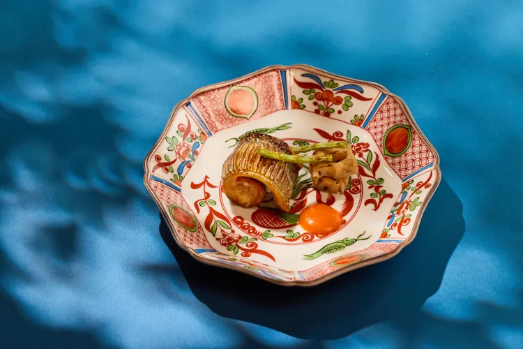 燒物「太刀魚　野菜」魚身細緻刻痕後捲曲塑形，經炭火慢烤後依舊飽含水潤光澤。業者提供