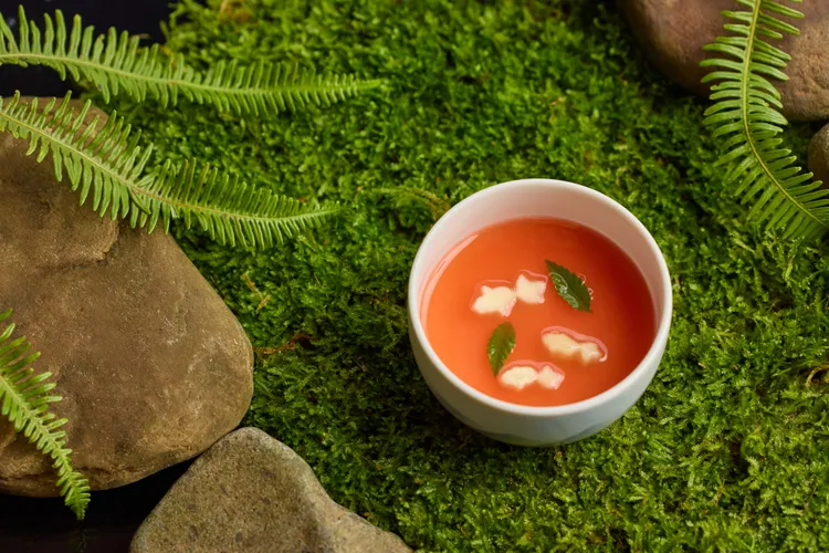 先付「夏瓜 玉子」晶瑩涼凍承載夏之詩意，金魚游弋其間，如湖面夕照般靈動。業者提供