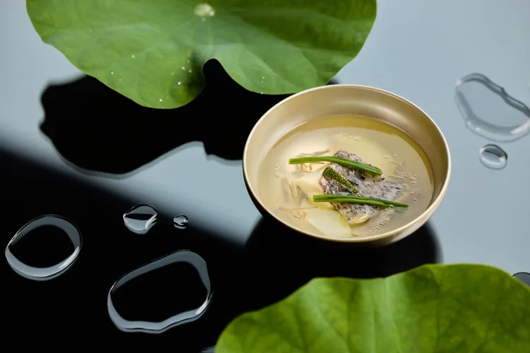 吸物「鱸魚　冬瓜」肉質細緻的金目鱸魚，佐以爐魚骨熬製清湯，味淡而韻長。業者提供