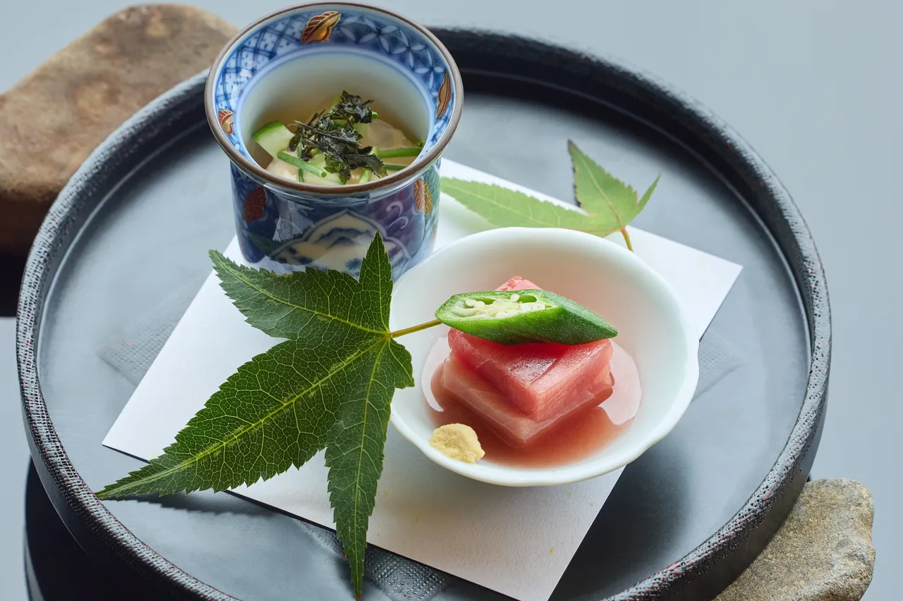 向付以兩道「黑鮪 紅酒」、「真鯛 胡麻」的創新搭配,為生魚料理注入更豐富的層次語彙。業者提供