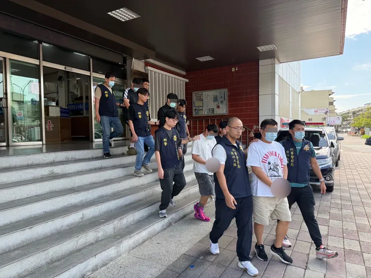 刑事局解送莫姓主嫌(右二、白T)等幹部成員、車手法辦。翻攝畫面