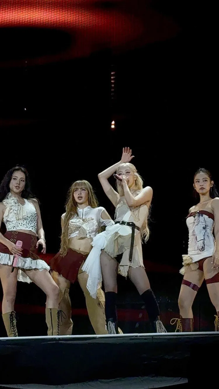 Jisoo（左起）、Lisa、ROSÉ、Jennie推出睽違2年8個月的新歌《JUMP》。翻攝X