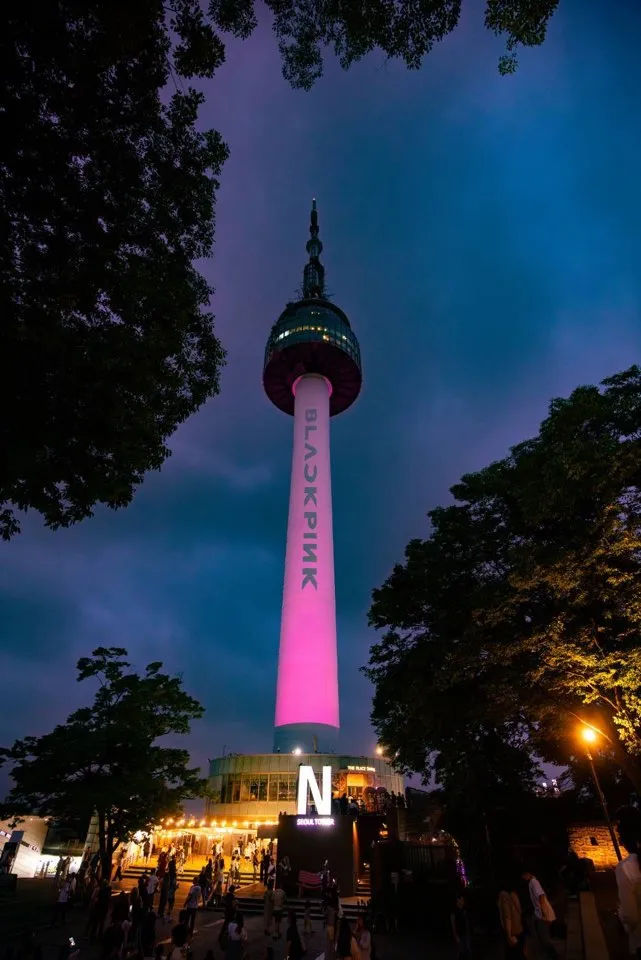南山首爾塔等知名經景亮起粉紅燈，慶祝BLACKPINK回歸。翻攝YG娛樂