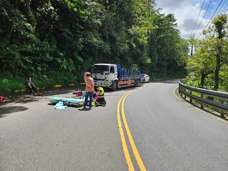 葛男撞向對向貨車噴飛重創致死，家屬認為案情不單純，返回現場發現車台有明顯紅點，且案發地不遠處也有一灘紅色物質，疑似有人掉落蠟燭害車輾到打滑。翻攝畫面