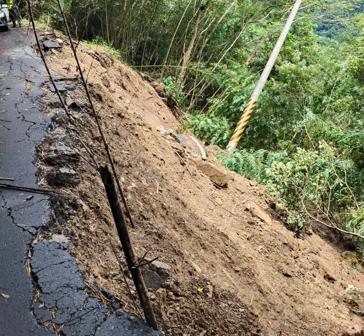 竹縣尖石58線路基崩塌。新竹縣府提供