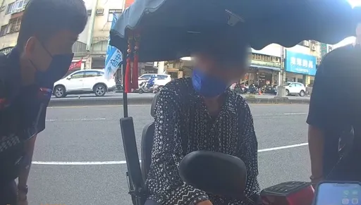 友情堅!97歲爺爺騎代步車跨16公里買烤鴨款待友人 網:這麼香又好吃?