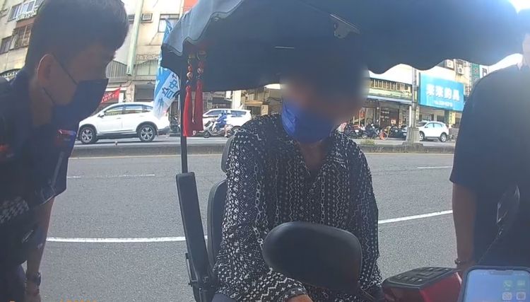 友情堅！97歲爺爺騎代步車跨16公里買烤鴨款待友人　網：這麼香又好吃？