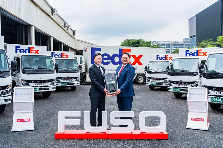 DTAT執行長朴正祐 (右) 與聯邦快遞台灣區總經理蘇智民 (左) 親臨交車儀式現場，共同見證雙方的重要里程碑。業者提供